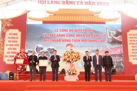 Trao Quyết định và Bằng công nhận đạt chuẩn nông thôn mới nâng cao cho xã Bằng Cả, thành phố Hạ Long.