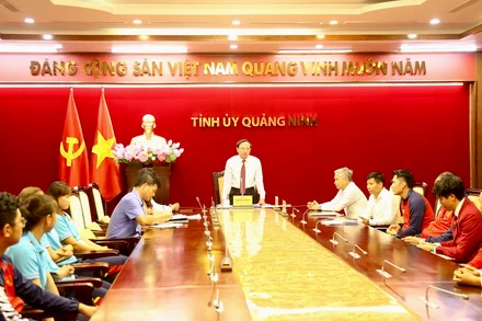 Tỉnh Quảng Ninh gặp mặt, khen thưởng các huấn luyện viên, vận động viên tham dự SEA Games 32.