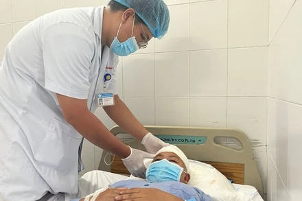 Bệnh nhân nữ 15 tuổi hiện tỉnh, sinh tồn ổn định sau ca phẫu thuật lấy mũi kéo ra khỏi sọ.