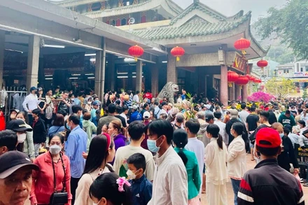 Hàng trăm nghìn lượt người hành hương Miếu Bà Chúa xứ Núi Sam trong ngày mùng 1 Tết Giáp Thìn