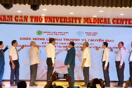 Các đại biểu thực hiện nghi thức chuyển giao kỹ thuật can thiệp tim mạch tại Bệnh viện Đại học Nam Cần Thơ.