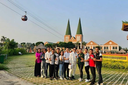 Du khách tham quan và trải nghiệm tại Khu du lịch Cáp treo Núi Sam ngày mùng 5 Tết Giáp Thìn.