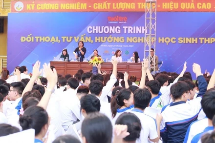 Đông đảo học sinh tham gia chương trình tư vấn hướng nghiệp 