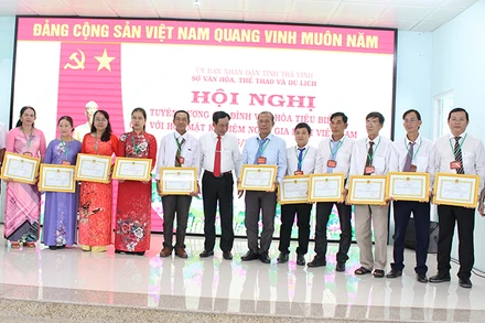 Đại diện các gia đình văn hóa tiêu biểu nhận giấy khen tại buổi họp mặt.