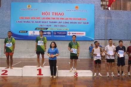 Các vận động viên đoạt giải môn thi chạy việt dã được biểu dương, trao thưởng.