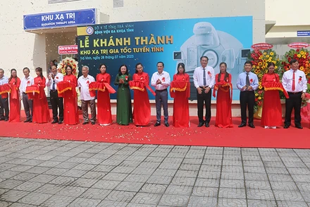 Nghi thức khánh thành, đưa vào sử dụng khu xạ trị ung thư tại Bệnh viện Đa khoa tỉnh Trà Vinh.