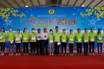 Công nhân, lao động có hoàn cảnh khó khăn nhận quà Tết.