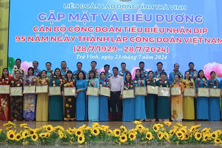 Các cán bộ Công đoàn cơ sở tiêu biểu được tuyên dương, khen thưởng.