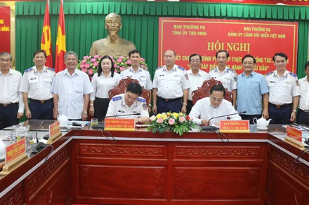 Đại diện Đảng ủy Cảnh sát biển Việt Nam ký kết thực hiện chương trình với Tỉnh ủy Trà Vinh.