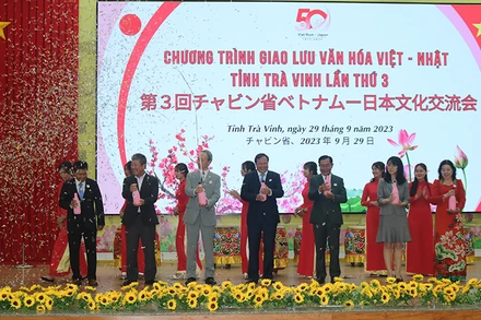 Nghi thức khai mạc chương trình giao lưu văn hóa Việt Nam và Nhật Bản tại Trà Vinh.