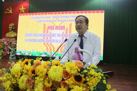 Phó Chủ tịch Ủy ban nhân dân tỉnh Long An Nguyễn Minh Lâm, Cụm trưởng phát biểu chỉ đạo tại hội nghị.