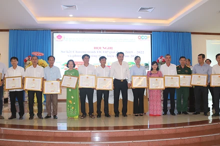 Đại diện các tập thể có thành tích xuất sắc trong thực hiện Chương trình quốc gia mỗi xã một sản phẩm OCOP nhận Bằng khen của Ủy ban nhân dân tỉnh Trà Vinh