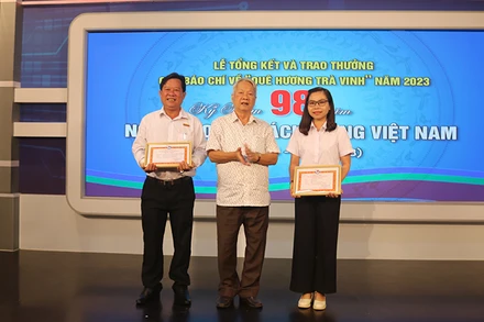 Khen thưởng, biểu dương các tác giả đạt giải Nhất giải báo chí viết về "Quê hương Trà Vinh" lần II, năm 2023.