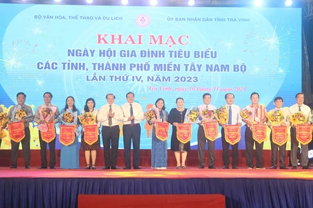 Đại diện lãnh đạo Sở Văn hóa, Thể thao và Du lịch các tỉnh, thành phố nhận cờ lưu niệm.