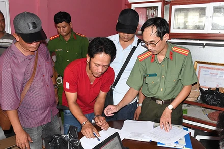 Công an tỉnh Trà Vinh thi hành lệnh bắt tạm giam đối tượng Tô Hoàng Chương.