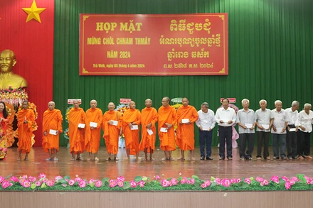 Người có uy tín trong vùng đồng bào dân tộc thiểu số nhận quà Tết.