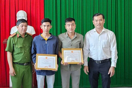 Hai anh Nguyễn Duy Khang, Bùi Lê Quốc Tài nhận giấy khen của Chủ tịch Ủy ban nhân dân thành phố Trà Vinh.