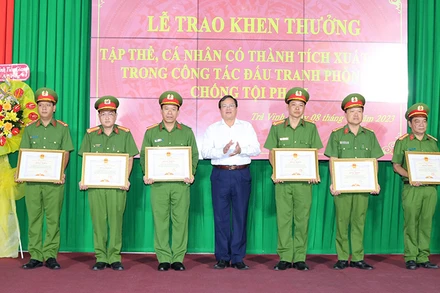 Đại diện tập thể, các cá nhân có thành tích xuất sắc điều tra, phá án nhận Bằng khen của Ủy ban nhân dân tỉnh Trà Vinh.