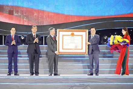 Tỉnh ủy Trà Vinh đón nhận Bằng công nhận hoàn thành nhiệm vụ xây dựng nông thôn mới.