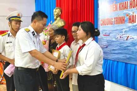 Trẻ em là con ngư dân có hoàn cảnh đặc biệt khó khăn ở xã Đông Hải, huyện Duyên Hải, tỉnh Trà Vinh nhận quyết định đỡ đầu.