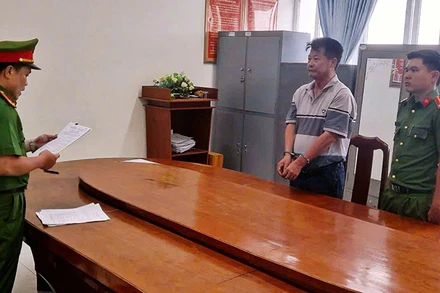 Công an tỉnh Trà Vinh thi hành lệnh bắt tạm giam đối tượng Nhan Công Trứ.