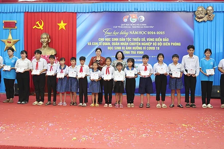 Học sinh dân tộc thiểu số có hoàn cảnh khó khăn của tỉnh Trà Vinh nhận học bổng Vừ A Dính.