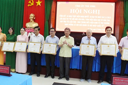 Đại diện tập thể có thành tích xuất sắc trong công tác giáo dục và đào tạo nhận Bằng khen của Ủy ban nhân dân tỉnh Trà Vinh.