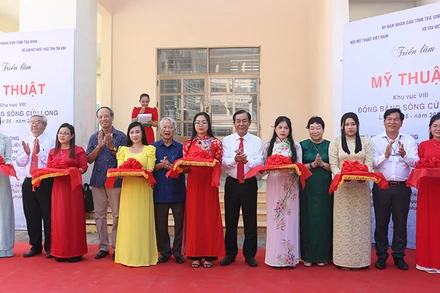 Nghi thức cắt băng khai mạc triển lãm mỹ thuật khu vực đồng bằng sông Cửu Long.