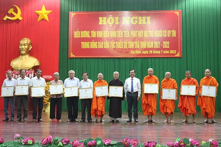 Người có uy tín tiêu biểu trong đồng bào dân tộc thiểu số nhận Bằng khen của Ủy ban nhân dân tỉnh Trà Vinh.