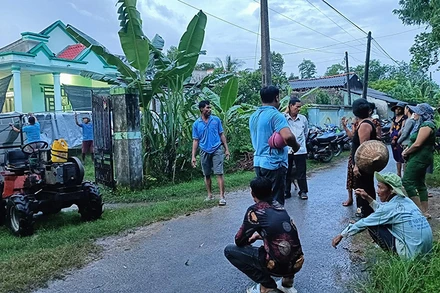 Người dân địa phương xót thương, chia buồn cùng gia đình có trẻ em tử vong vì đuối nước.