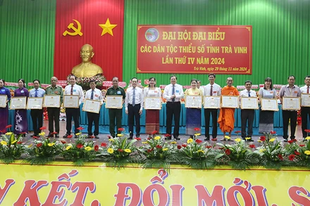 Đại diện các tập thể tiêu biểu nhận Bằng khen của Ủy ban nhân dân tỉnh Trà Vinh.