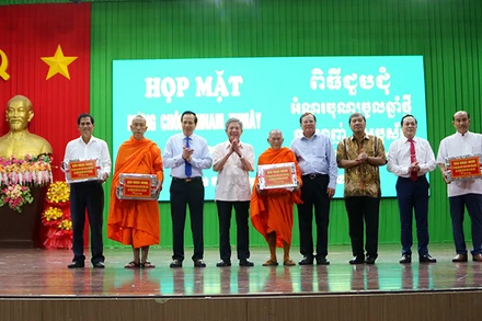 Các vị chức sắc, người có uy tín vùng đồng bào dân tộc thiểu số tỉnh Trà Vinh nhận quà của Bộ Dân tộc và Tôn giáo.
