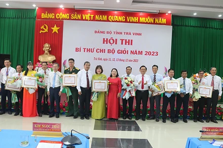 Các thí sinh đạt giải Hội thi Bí thư chi bộ giỏi cấp tỉnh được biểu dương, khen thưởng.