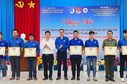 Cán bộ, đoàn viên, thanh niên tiêu biểu trong phong trào hiến máu tình nguyện nhận Bằng khen của Tỉnh đoàn Trà Vinh.