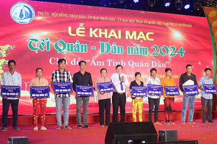 Trao nhà Đại đoàn kết cho hộ dân khó khăn về nhà ở