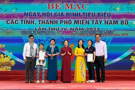 Các gia đình tiêu biểu đoạt giải Nhì phần thi "Cùng con đọc sách" được biểu dương, khen thưởng.