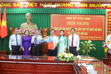 Các đồng chí lãnh đạo Ban Tuyên giáo và Dân vận Tỉnh ủy nhận quyết định của Tỉnh ủy Trà Vinh.