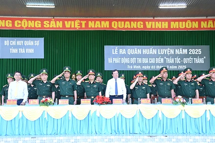 Thủ trưởng Bộ Chỉ huy Quân sự tỉnh Trà Vinh, Bộ đội Biên phòng tỉnh chứng kiến các cơ quan, đơn vị tổ chức đội hình duyệt binh tại buổi lễ. 