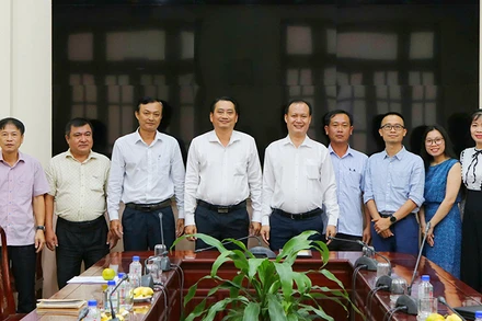 Đại diện Tập đoàn Nuriflex chụp ảnh lưu niệm cùng lãnh đạo Ủy ban nhân dân tỉnh Trà Vinh.