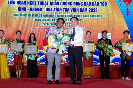 Đại diện đơn vị huyện Trà Cú nhận giải tại buổi lễ bế mạc Liên hoan nghệ thuật quần chúng dân tộc Kinh, Khmer, Hoa.