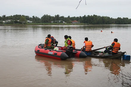 Lực lượng Cảnh sát phòng cháy, chữa cháy và cứu hộ, cứu nạn Công an tỉnh Trà Vinh đang tích cực tìm kiếm nạn nhân.