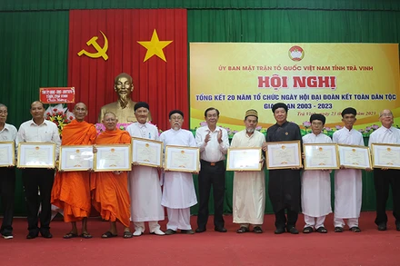 Đại diện các tập thể có thành tích xuất sắc trong việc tổ chức Ngày hội Đại đoàn kết toàn dân tộc nhận Bằng khen của Ủy ban nhân dân tỉnh Trà Vinh