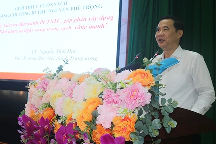 Phó Trưởng Ban Nội chính Trung ương Nguyễn Thái Học giới thiệu nội dung cuốn sách tại hội nghị.