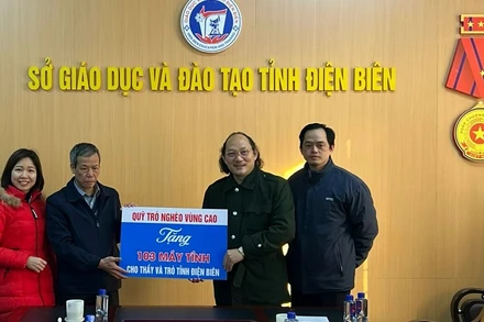 Đại diện Quỹ Trò nghèo vùng cao trao tặng 103 bộ máy tính tặng thầy, trò tỉnh Điện Biên.
