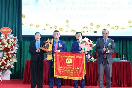 Thừa ủy quyền của Chủ tịch Tổng Liên đoàn Lao động Việt Nam, lãnh đạo Tập đoàn Công nghiệp cao-su Việt Nam và đại diện lãnh đạo Liên đoàn Lao động tỉnh Điện Biên trao Cờ thi đua tập thể lao động xuất sắc cho tập thể Công ty cổ phần cao-su Việt Nam. (Ảnh: TRUNG KIÊN)