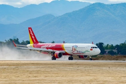 Tàu bay của Hãng Hàng không Vietjet tại sân bay Điện Biên Phủ. 