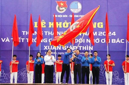 Đồng chí Đặng Thành Huy, Bí thư Tỉnh đoàn Điện Biên cùng đồng chí Nguyễn Trung Kiên, Bí thư Tỉnh đoàn Vĩnh Phúc phất cờ khởi động Tháng Thanh niên 2024.