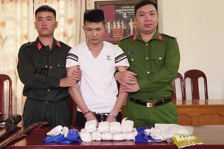 Đối tượng Sùng A Vờ cùng tang vật khi bị lực lượng chức năng bắt giữ.