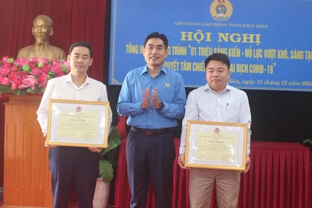 Thừa ủy quyền của Tổng Liên đoàn Lao động Việt Nam, đồng chí Tẩn Minh Long, Chủ tịch Liên đoàn Lao động tỉnh Điện Biên tặng Bằng khen các tập thể, cá nhân có thành tích xuất sắc trong thực hiện Chương trình.