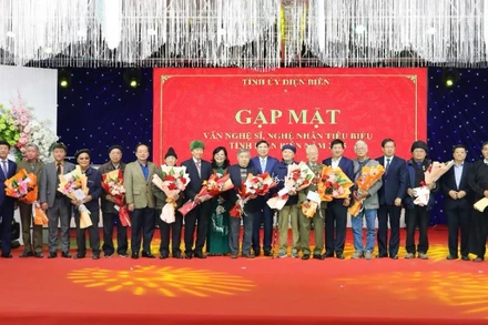 Các đồng chí lãnh đạo Tỉnh ủy, Hội đồng nhân dân và Ủy ban nhân dân tỉnh Điện Biên tặng quà, chúc mừng các văn nghệ sĩ, nghệ nhân tiêu biểu của tỉnh Điện Biên.